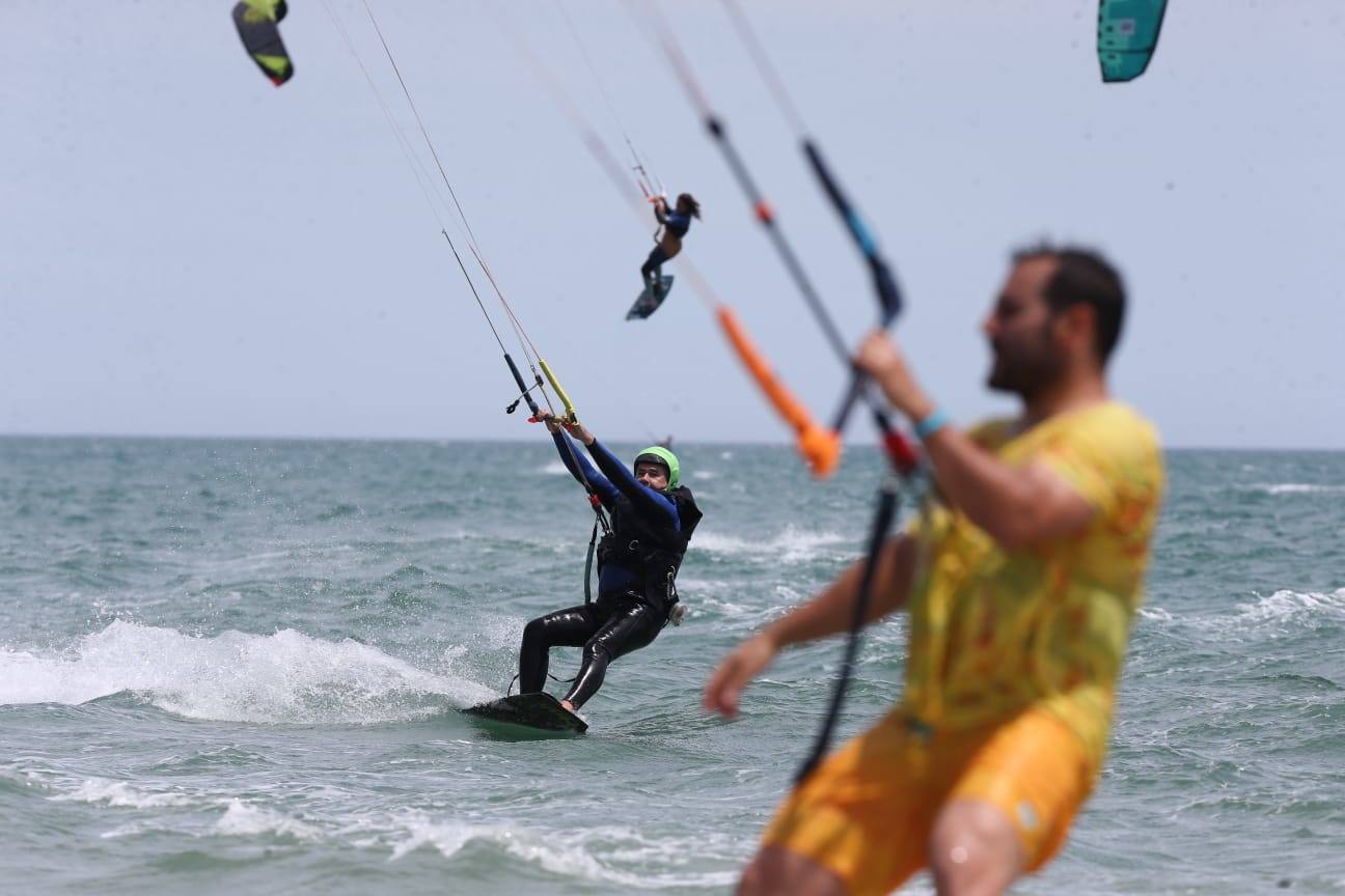 Los aficionados a los deportes de viento también han aprovechado este sábado. 