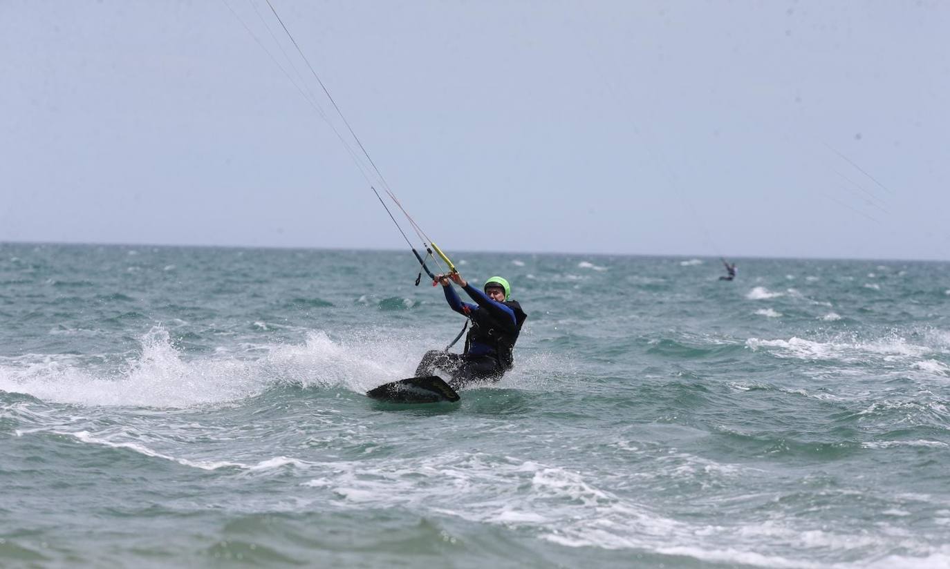 Los aficionados a los deportes de viento también han aprovechado este sábado. 