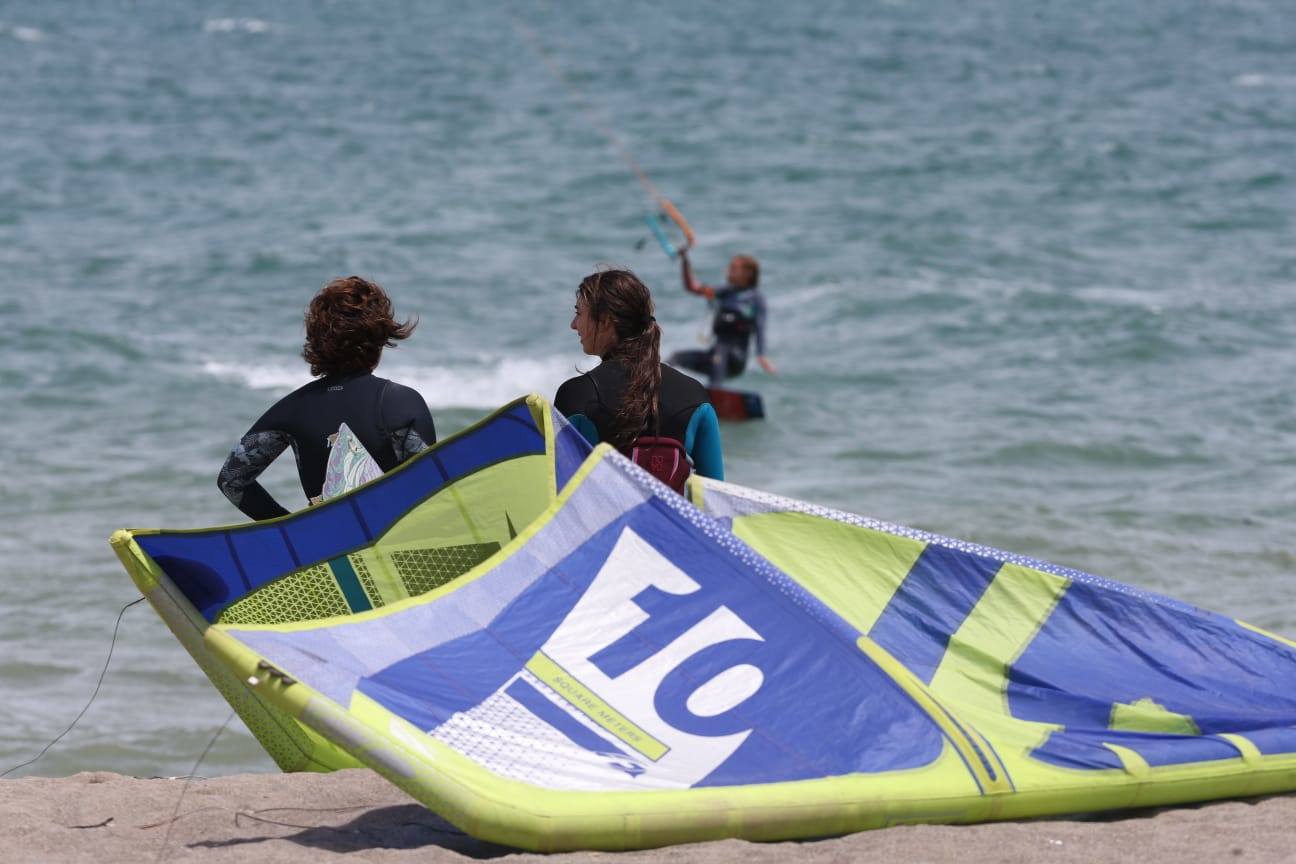 Los aficionados a los deportes de viento también han aprovechado este sábado. 