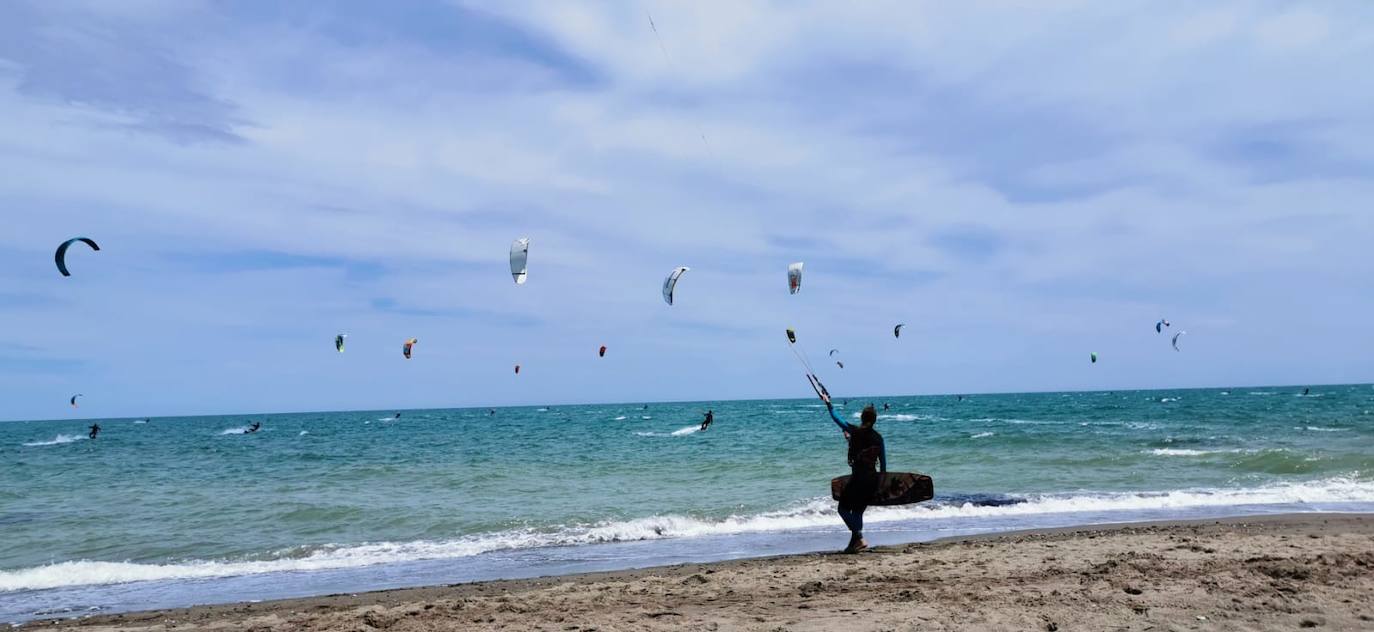 Los aficionados a los deportes de viento también han aprovechado este sábado. 