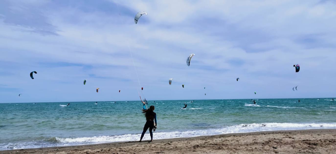 Los aficionados a los deportes de viento también han aprovechado este sábado. 