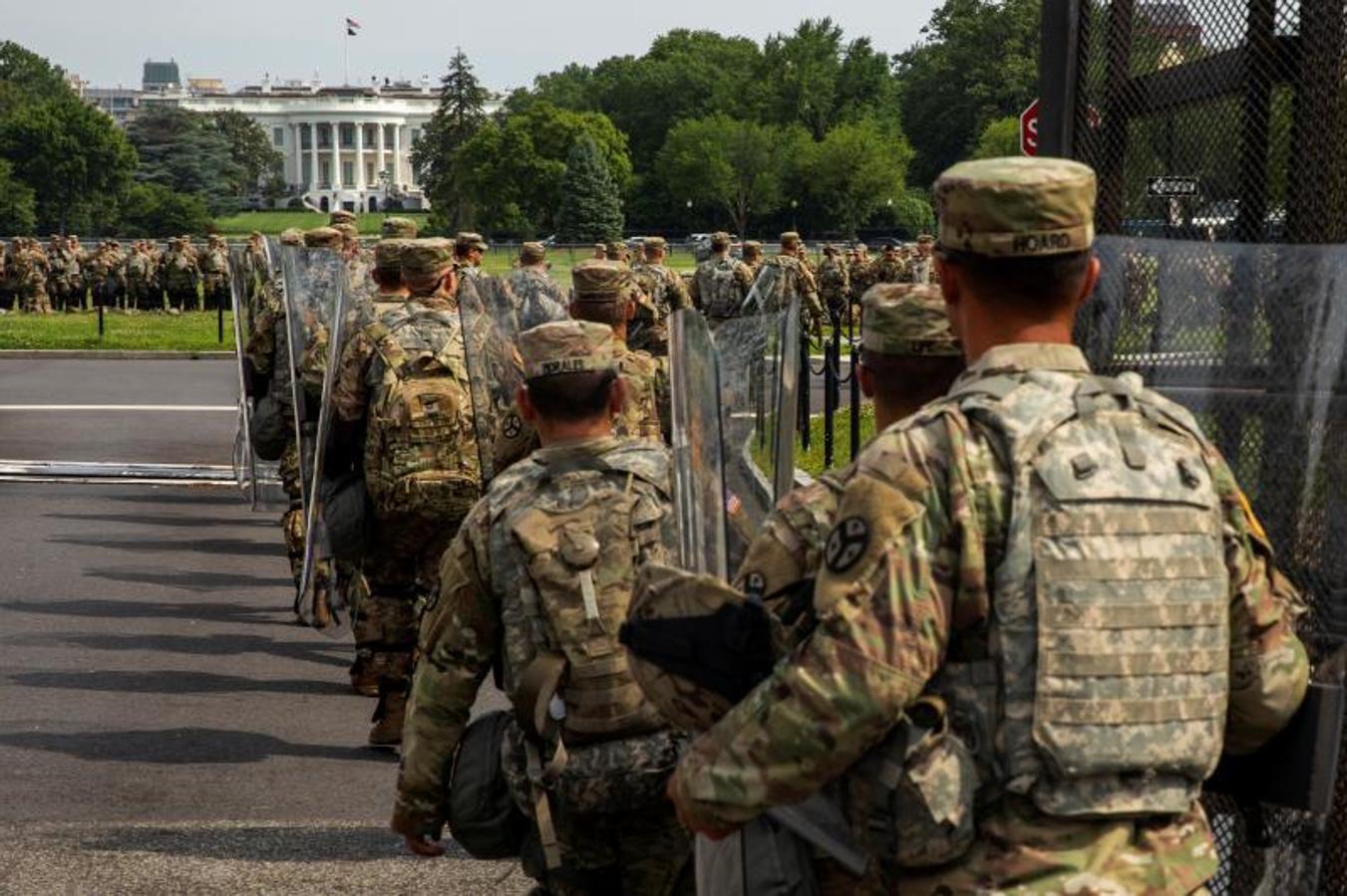 Militares pretegen la Casa Blanca