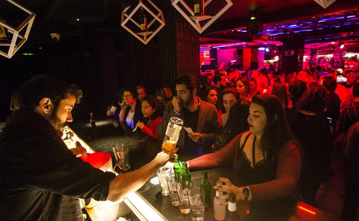 El Gobierno permite la apertura de discotecas y locales de ocio nocturno, pero prohíbe el baile