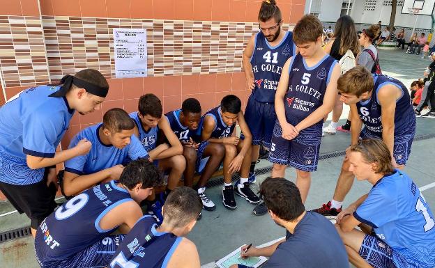 Jugadores de baloncesto de un equipo masculino de La Goleta, concentrados en un tiempo muerto. 