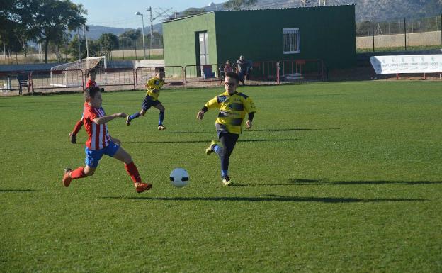 Una imagen del conjunto benjamín de fútbol del Lauro jugando un partido de la categoría ante el Atlético de Madrid. 