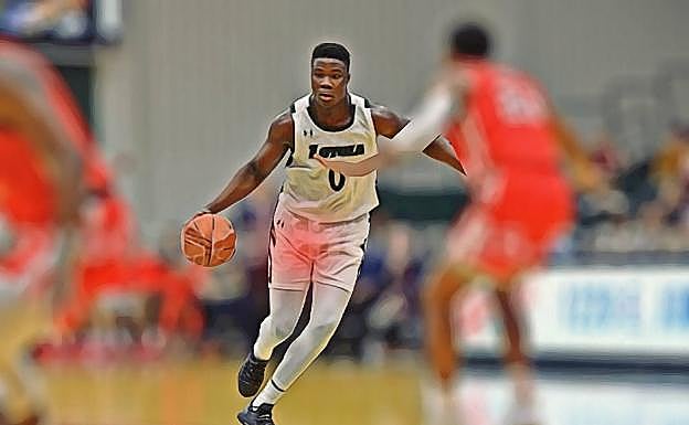 Golden Dike avanza botando el balón en un partido con la Universidad de Loyola. 