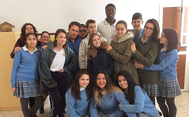 Golden Dike (al fondo), en una visita reciente a escolares de La Goleta. 