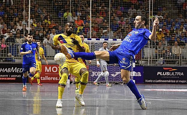 Una disputa por el balón entre Arthur (Barça) y José Ruiz en un lance de la final de la Copa de España de fútbol sala en marzo en el Martín Carpena. 