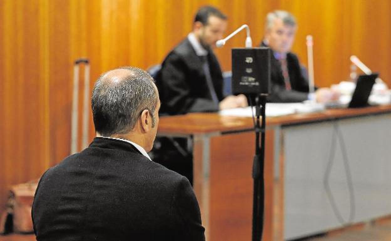 El técnico condenado, durante el juicio. 