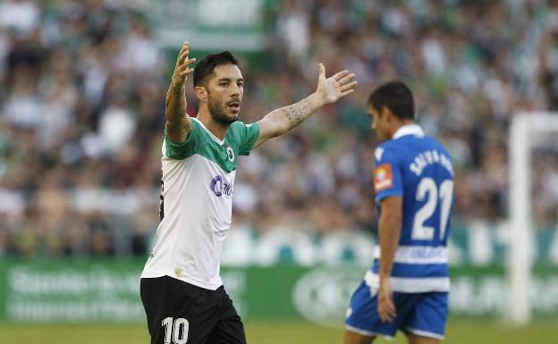 Álvaro Cejudo (Racing), del equipo último clasificado, en un partido ante el Deportivo.