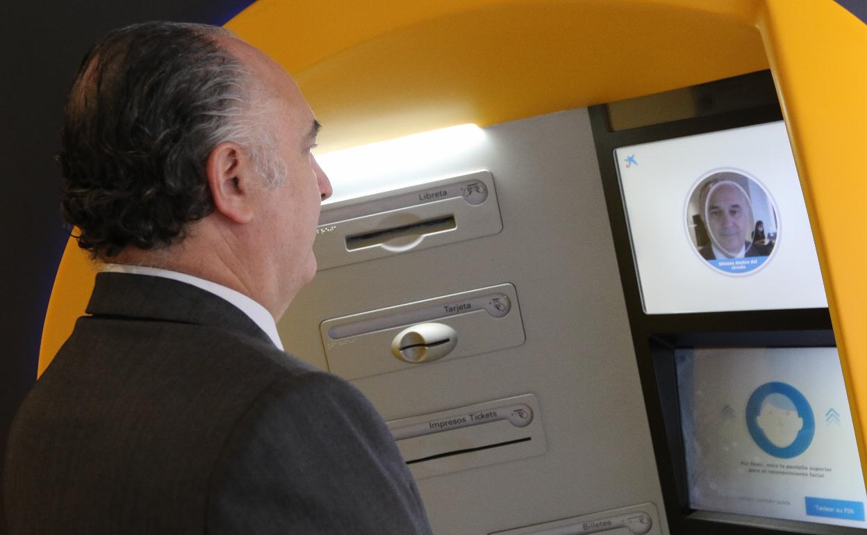 Cajero con tecnología de reconocimiento facial de CaixaBank.