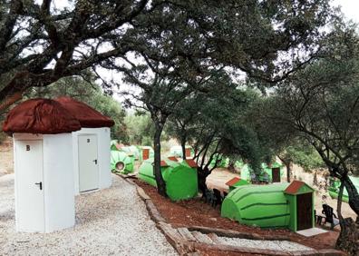 Imagen secundaria 1 - Villa Sandía está situada dentro del complejo rural Molino La Flor. Cada sandía y cada pepino cuenta con su propio aseo independiente, que se encuentra dentro de una seta gigante. 