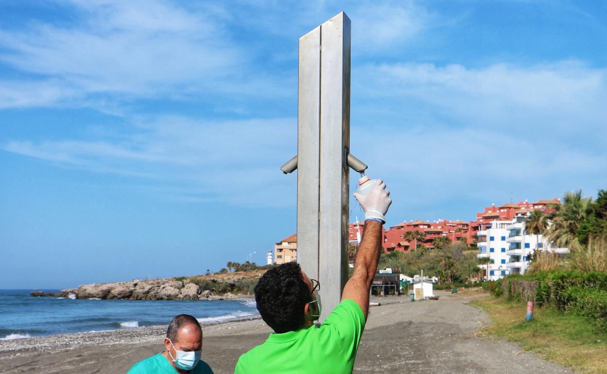 Torrox toma muestras de arena y agua en las playas para garantizar la seguridad