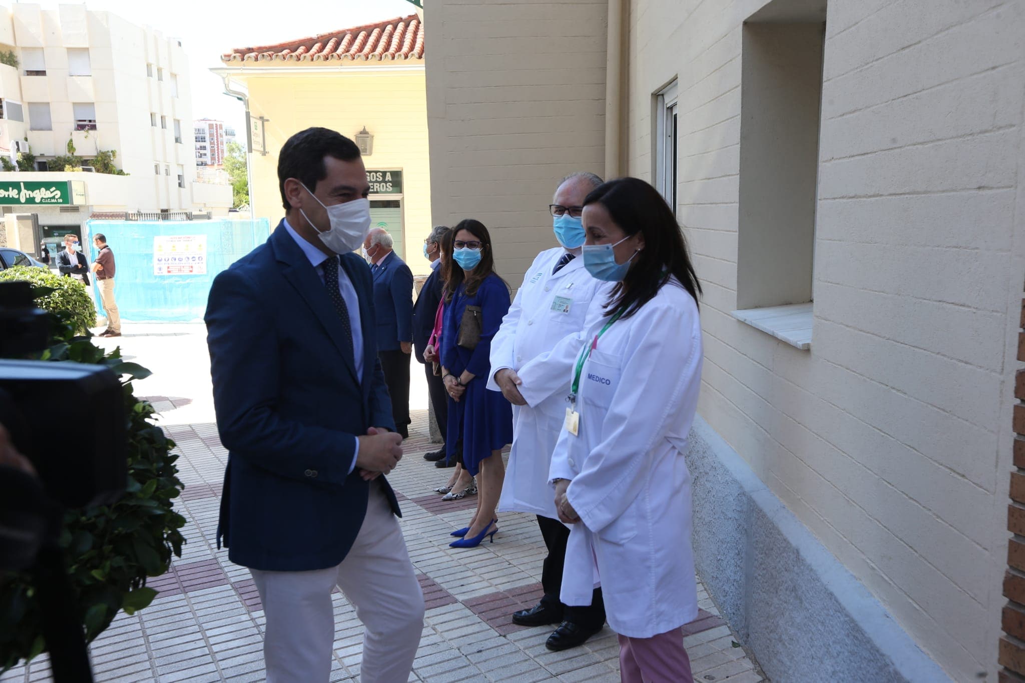 El presidente de la Junta de Andalucía visita este martes el Hospital Regional Universitario de Málaga para conocer el funcionamiento del robot Opentrons, que permite el análisis simultáneo de hasta cinco muestras de test PCR
