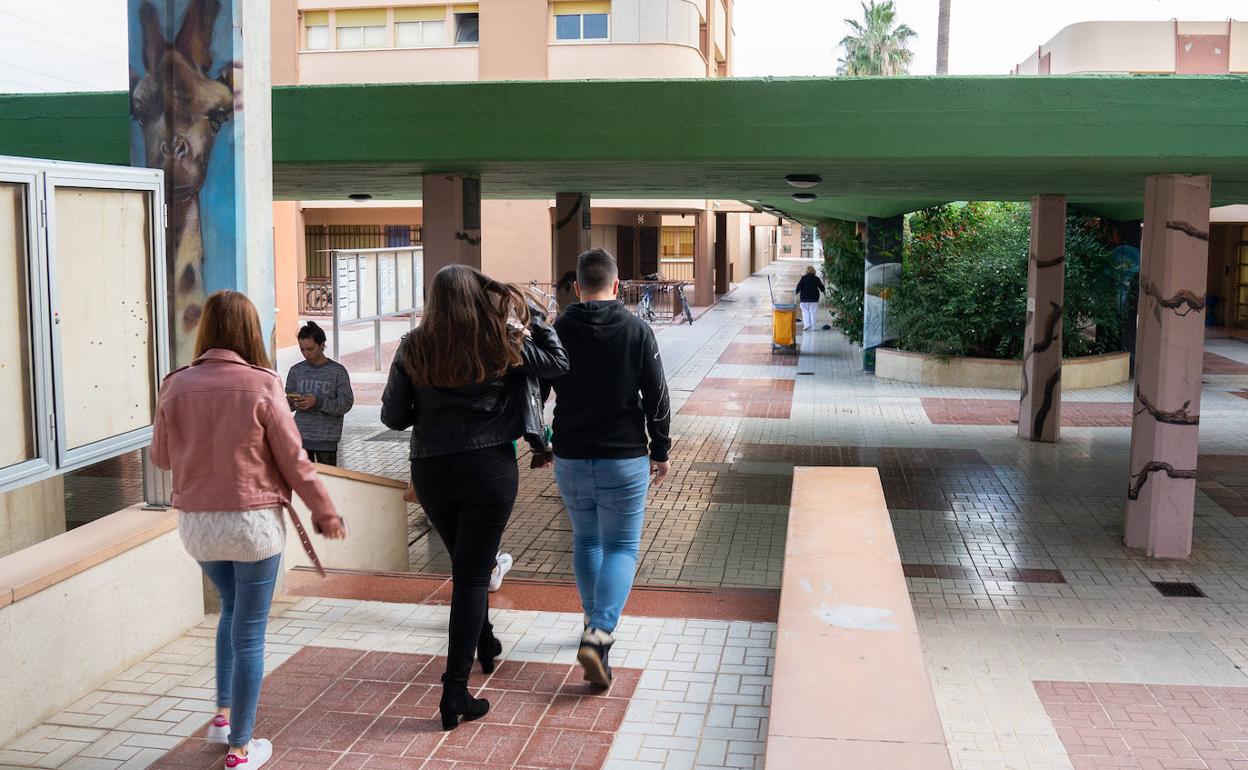Estudiantes, en la Facultad de Filosofía y Letras, en una imagen de archivo. 