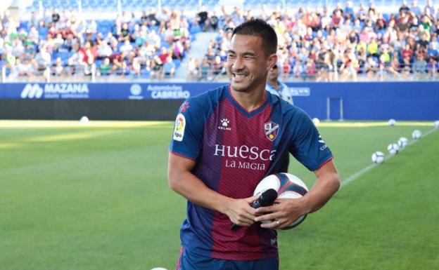 Okazaki, con la camiseta del Huesca. 