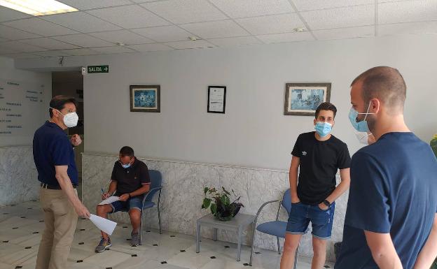 Los jugadores y el cuerpo técnico del BeSoccer UMA, en sus preparativos para los test. 