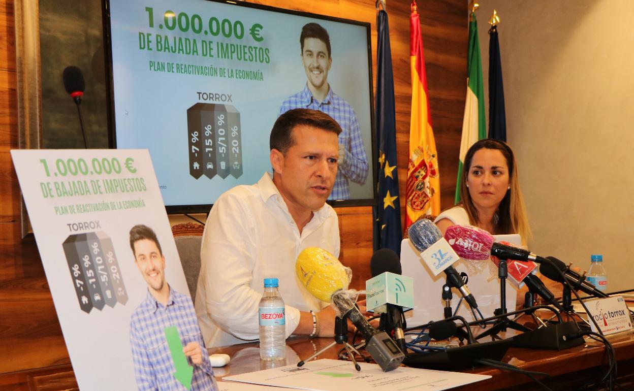 Óscar Medina y Paola Moreno, este jueves en la presentación de las medidas fiscales. 