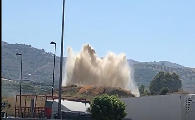 La rotura de una tubería provoca en Vélez la fuga de 500.000 litros de agua