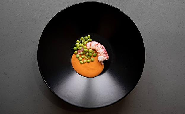 En este plato, el cuerpo de la gamba se brasea y se acompaña de una velouté de sus cabezas con AOVEy guisante lágrima.