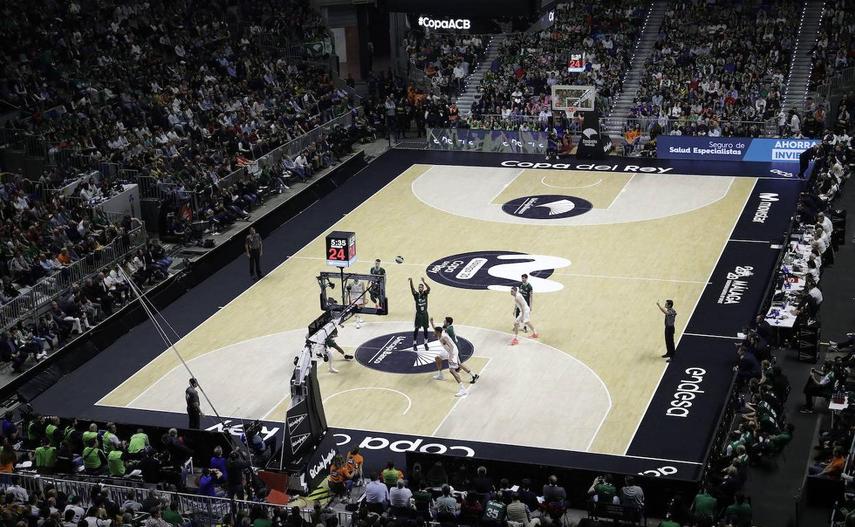 Panorámica de la pista del Martín Carpena en la última Copa del Rey, ya con el predominio del fondo monocromo negro. 