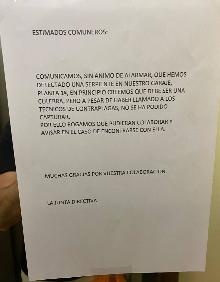 Imagen secundaria 2 - Retirada de un enjambre en un yate una culebra capturada y el cartel de aviso de serpei