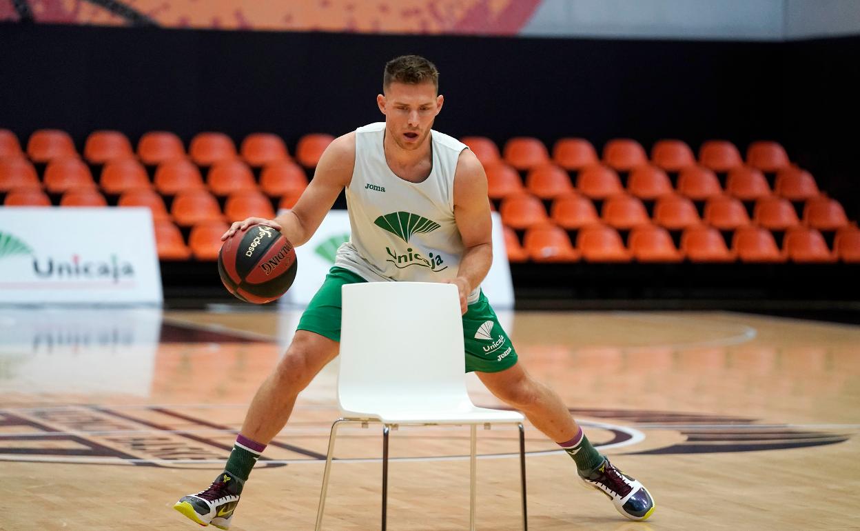 Gal Mekel, durante un entrenamiento con el Unicaja en Valencia. 