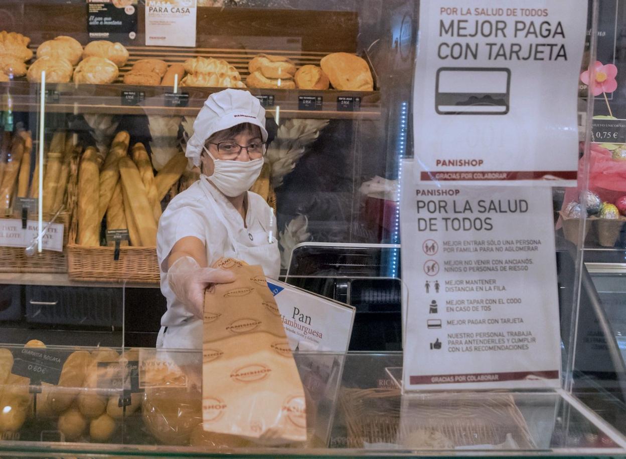 El PSOE propone eliminar el dinero en efectivo tras el uso masivo de la tarjeta