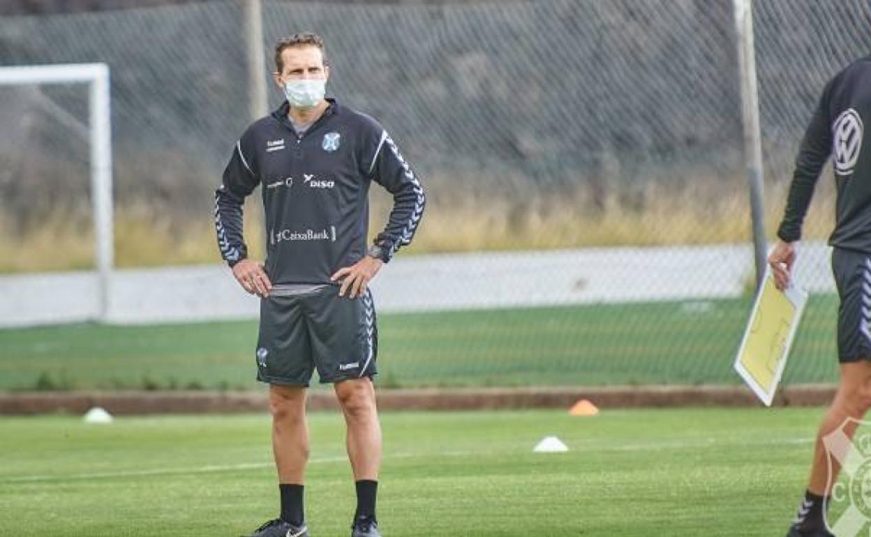 Rubén Baraja dirige con mascarilla una sesión reciente de entrenamiento del Tenerife. 