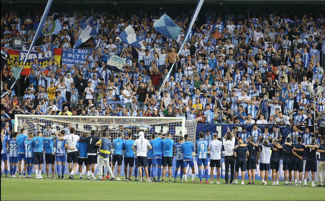 Jugadores del Málaga se abrazan frente a la Grada de Animación de La Rosaleda para agradecerle su apoyo y llorar por no conseguir el ansiado ascenso a Primera. 