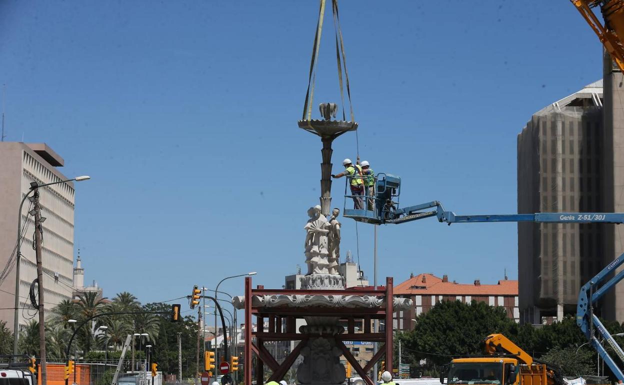 Instalación del vaso superior de la fuente, con una grúa de gran tonelaje. 