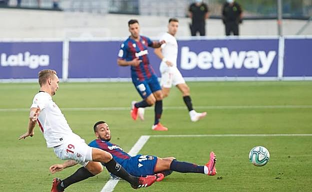 Luuk de Jong remata a portería durante el partido del Sevilla ante el Levante. 