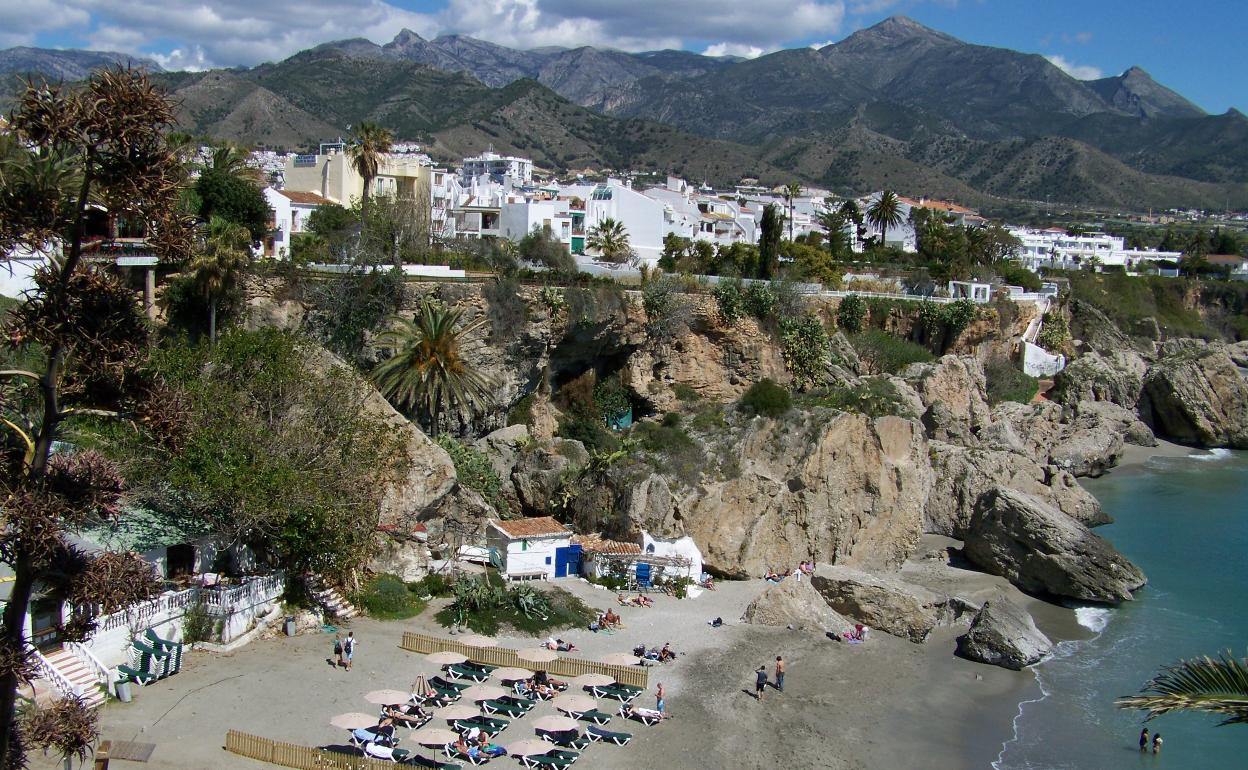 Vista del litoral nerjeño desde el Balcón de Europa. 