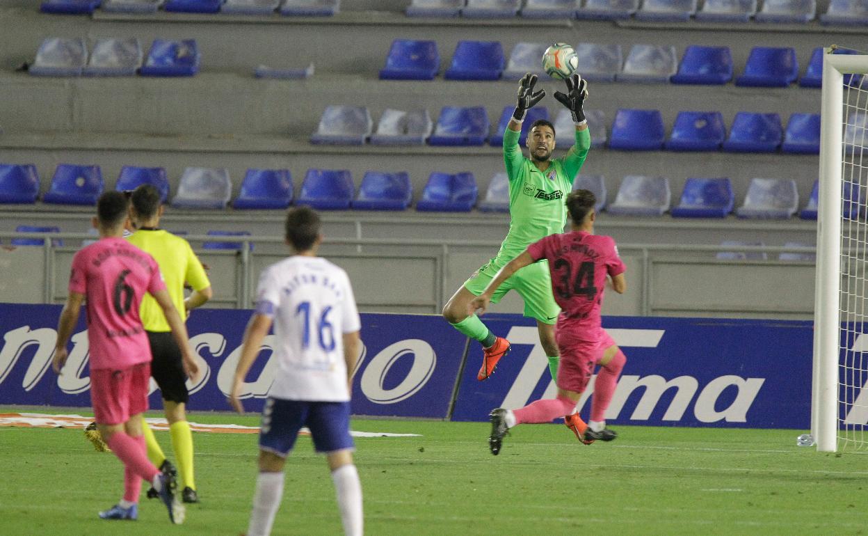 Munir bloca un balón por alto en Tenerife.