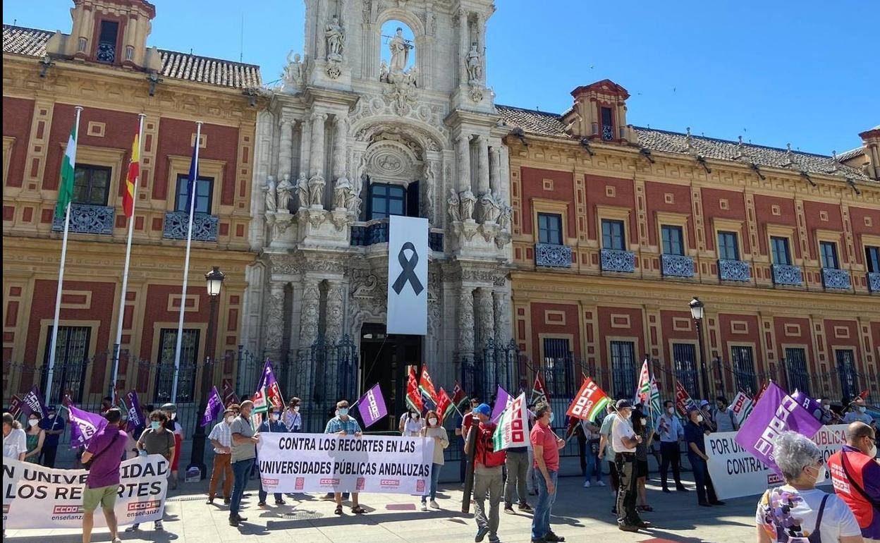 Concentración de protesta a las puertas de San Telmo por los recortes en las universidades