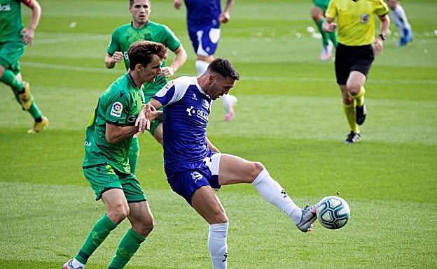 Lucas Pérez (d) pelea por un balón con Diego Llorente. 