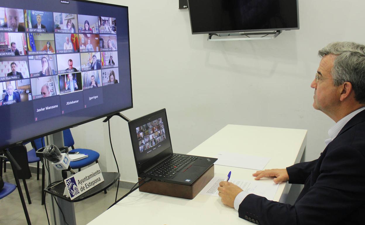 Videoconferencia del alcalde de Estepona 