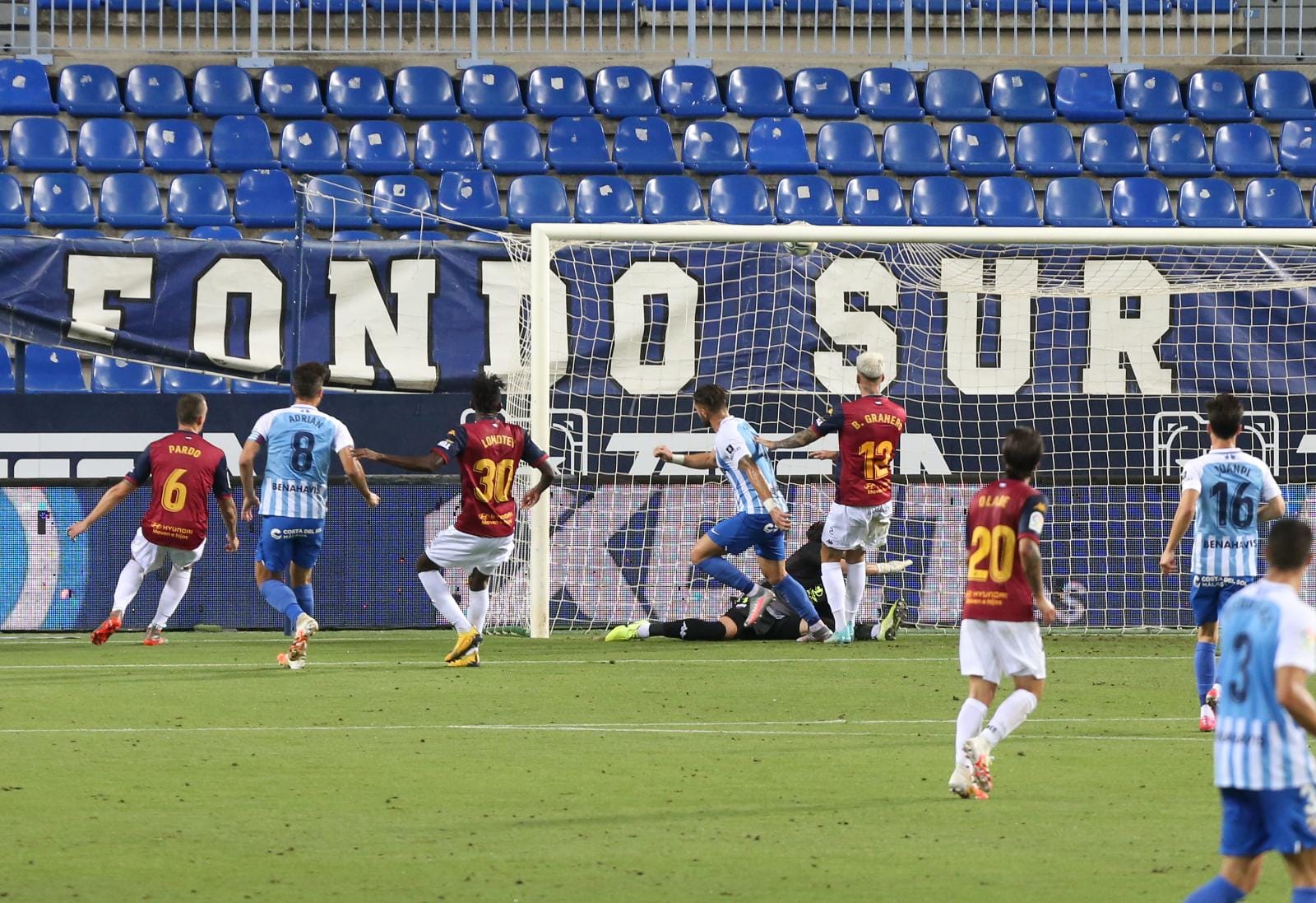 Todos los momentos del partido en imágenes desde La Rosaleda, que por segunda vez abre sus puertas para el fútbol pero sin aficionados en las gradas. 
