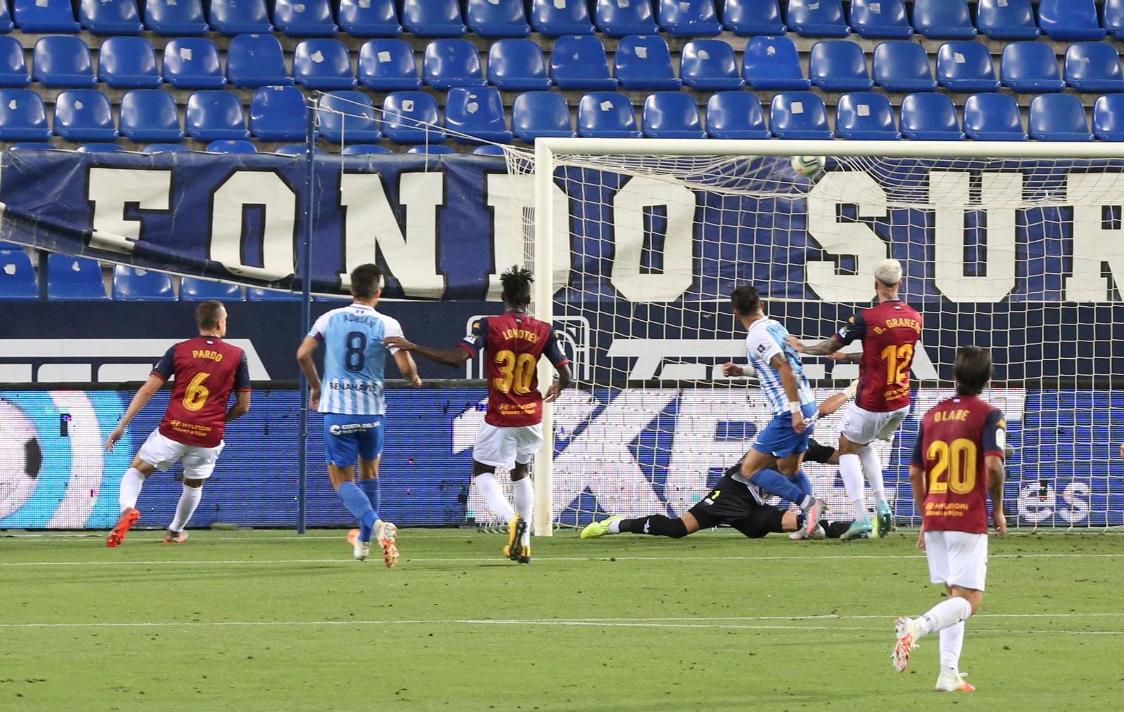 Todos los momentos del partido en imágenes desde La Rosaleda, que por segunda vez abre sus puertas para el fútbol pero sin aficionados en las gradas. 