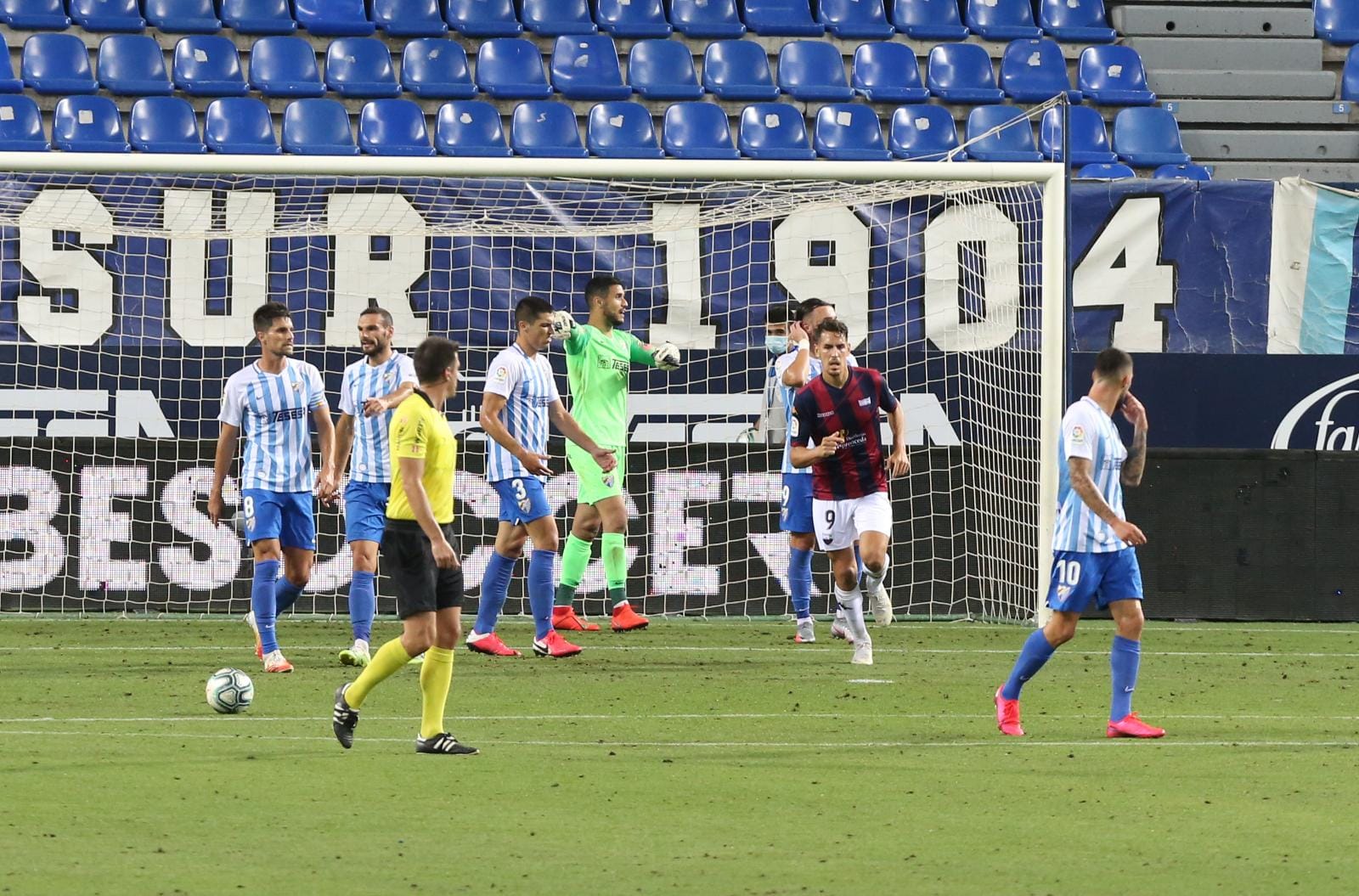 Todos los momentos del partido en imágenes desde La Rosaleda, que por segunda vez abre sus puertas para el fútbol pero sin aficionados en las gradas. 