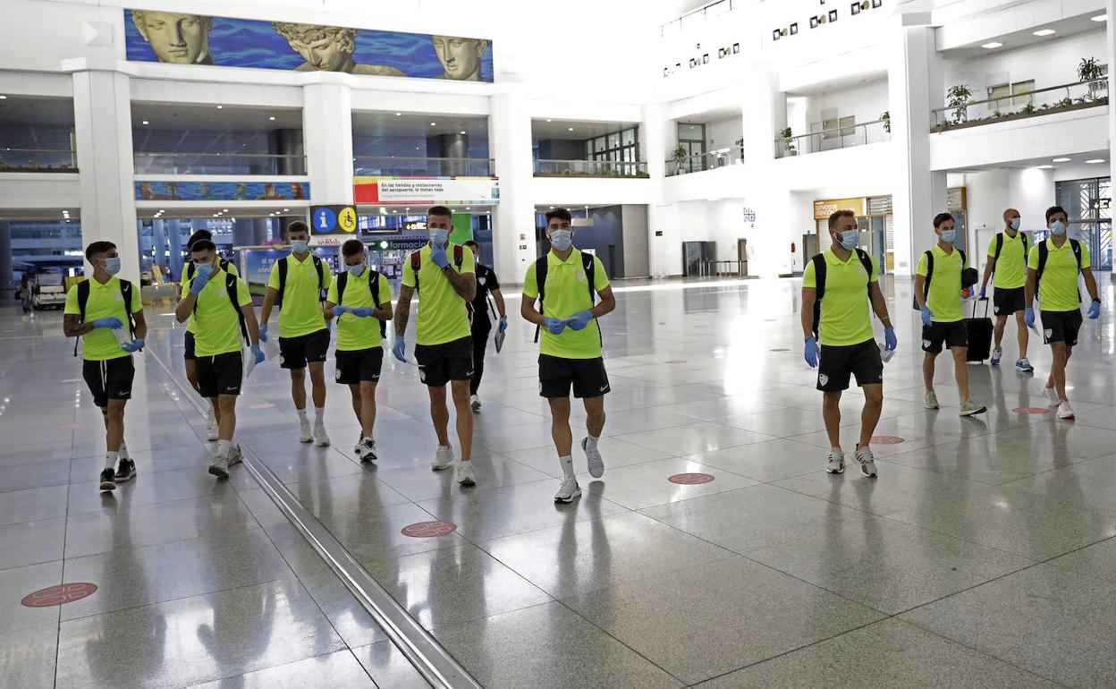 Los jugadores del Málaga, ayer en el aeropuerto antes de partir hacia Lugo. 