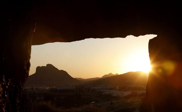 Solsticio de verano desde el interior del Dolmen de Menga este lunes.