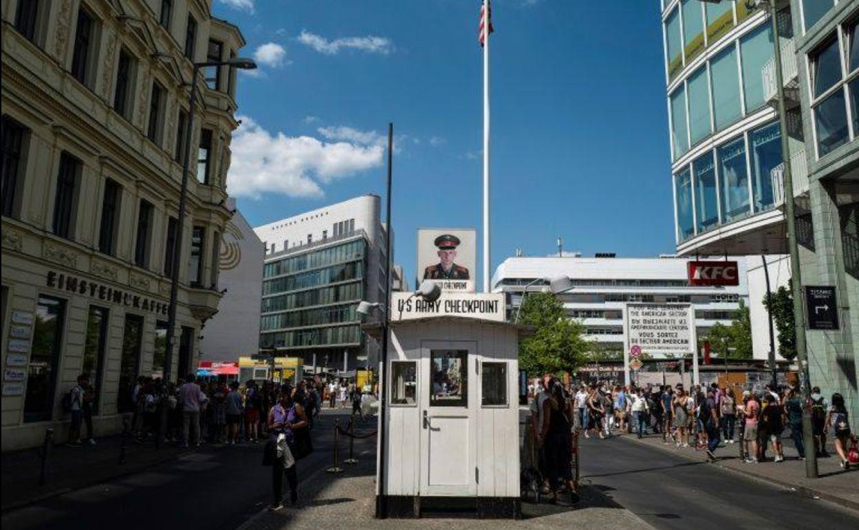 El 'Checkpoint Charlie', que separaba los sectores occidental y oriental en Berlín durante la Guerra Fría. 