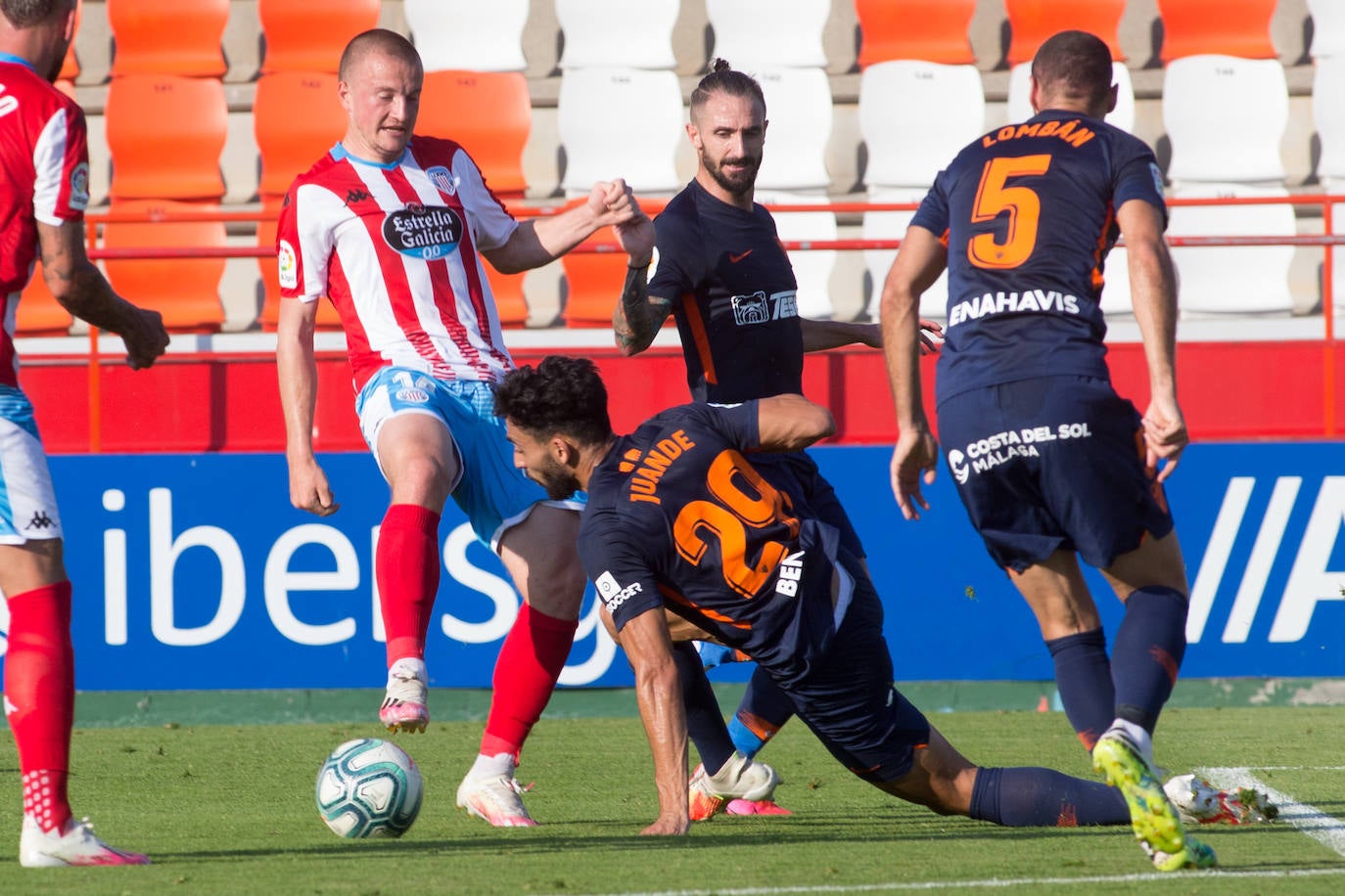 Partido entre rivales directos por la permanencia en el Anxo Carro de Lugo que corresponde a la jornada 35 de LaLiga Smartbank.