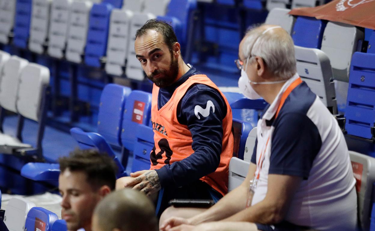 Ricardinho, en el 'banquillo' del Martín Carpena durante el partido. 