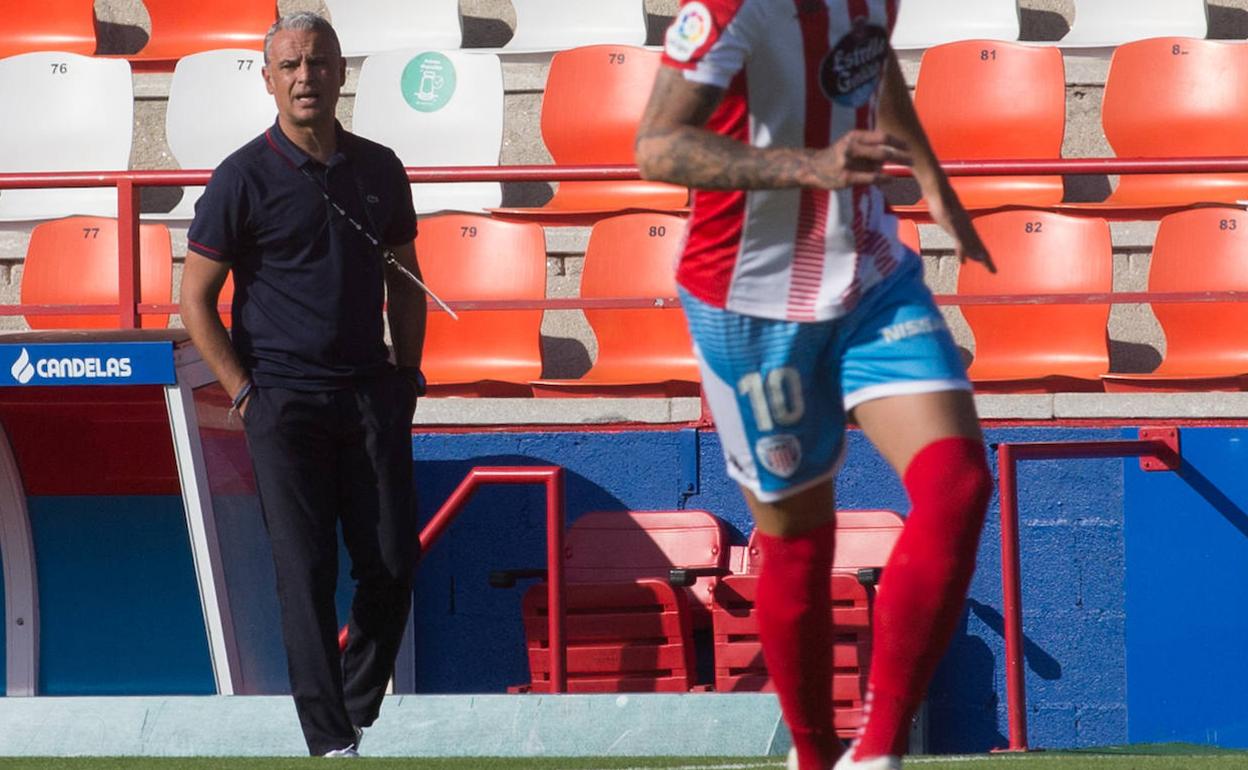 Pellicer, en el banquillo del equipo visitante del Anxo Carro de Lugo.