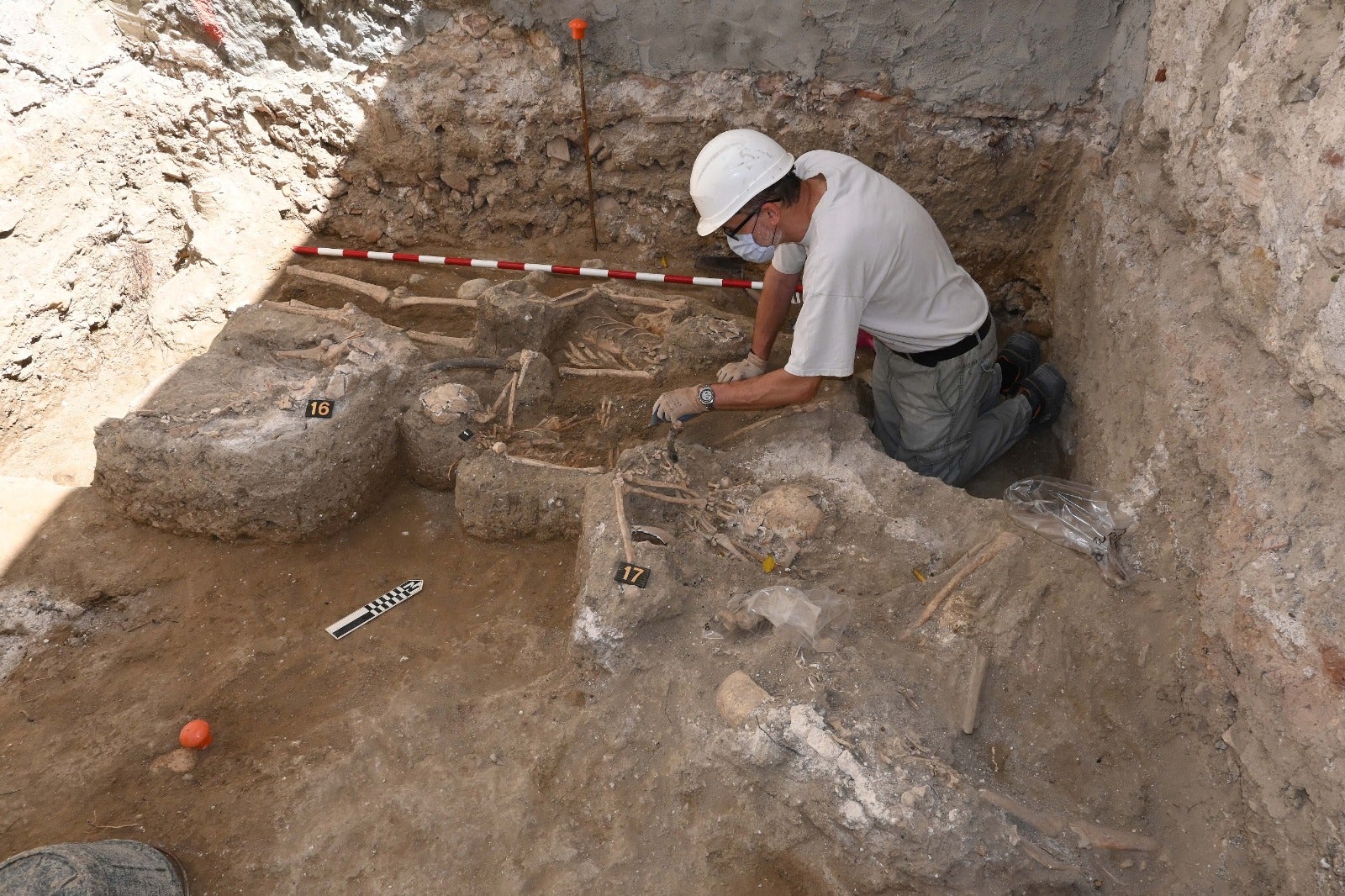 Los trabajos de cimentación en el antiguo hotel La Fonda dejan al descubierto datos desconocidos de la historia de la ciudad 