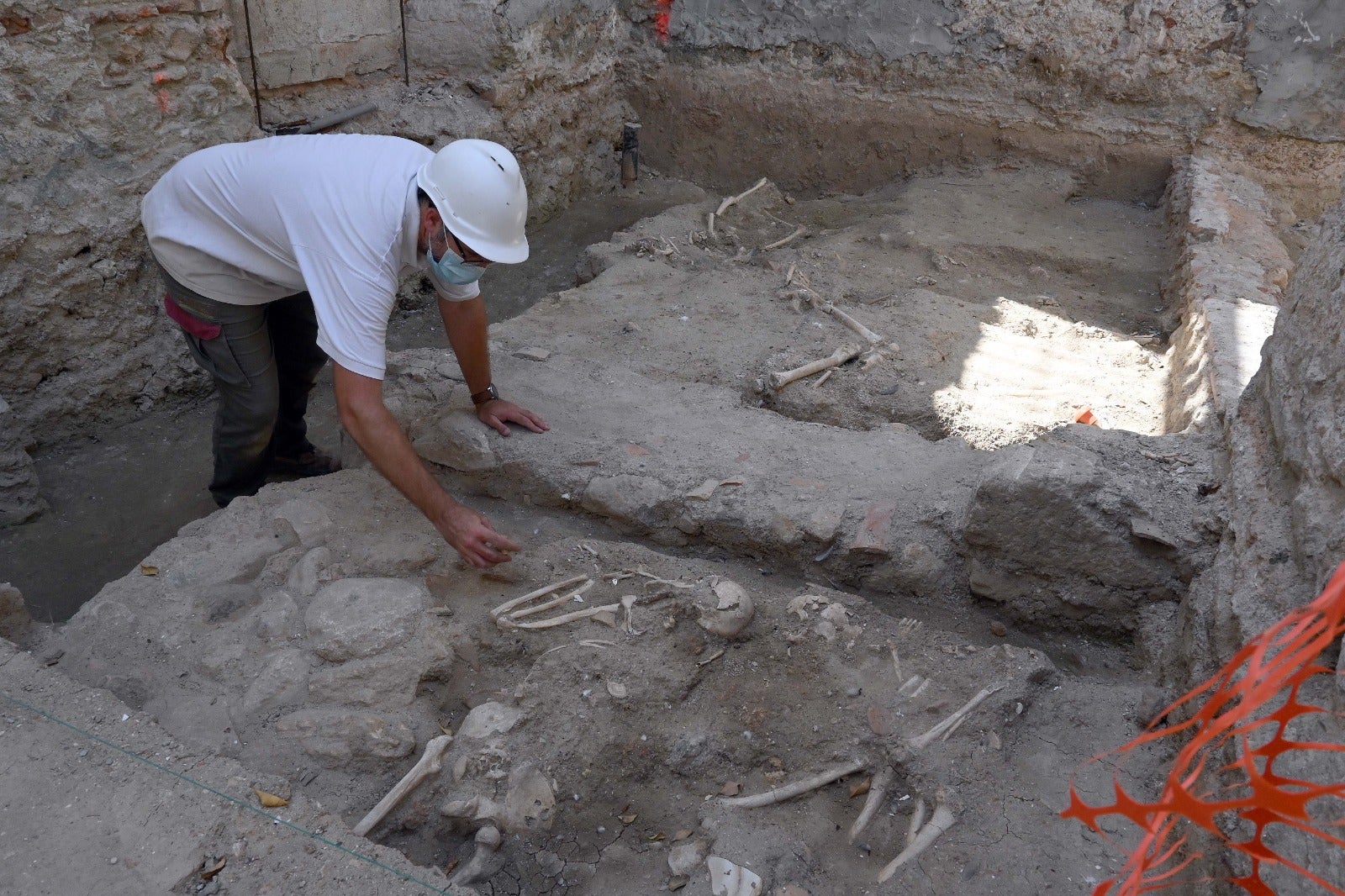 Los trabajos de cimentación en el antiguo hotel La Fonda dejan al descubierto datos desconocidos de la historia de la ciudad 