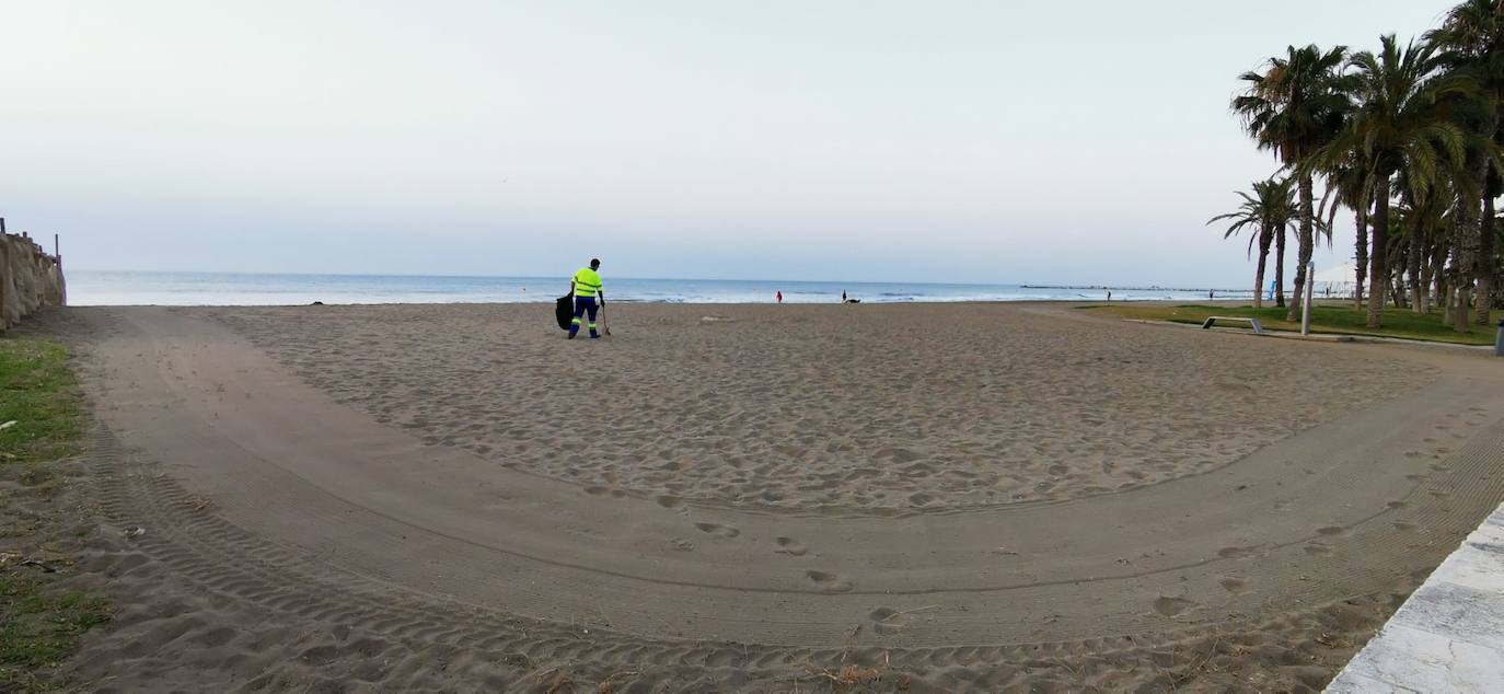 Los malagueños siguieron anoche las recomendaciones de los ayuntamientos y abandonaron las playas antes del anochecer, lo que dejó una imagen insólita en el litoral en una noche como la de San Juan. Esta mañana, la estampa también era distinta a la de otros años: playas limpias y papeleras vacías.