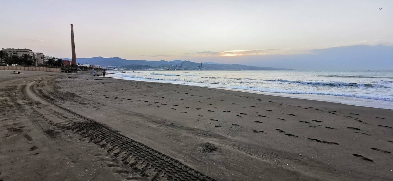 Los malagueños siguieron anoche las recomendaciones de los ayuntamientos y abandonaron las playas antes del anochecer, lo que dejó una imagen insólita en el litoral en una noche como la de San Juan. Esta mañana, la estampa también era distinta a la de otros años: playas limpias y papeleras vacías.